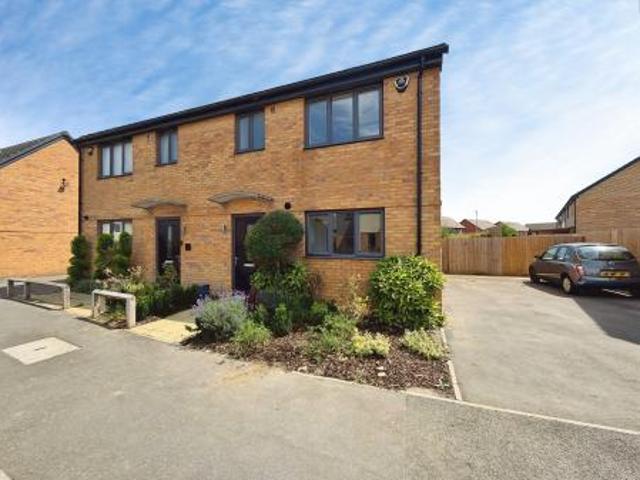 3 bedroom Semi detached house To Let