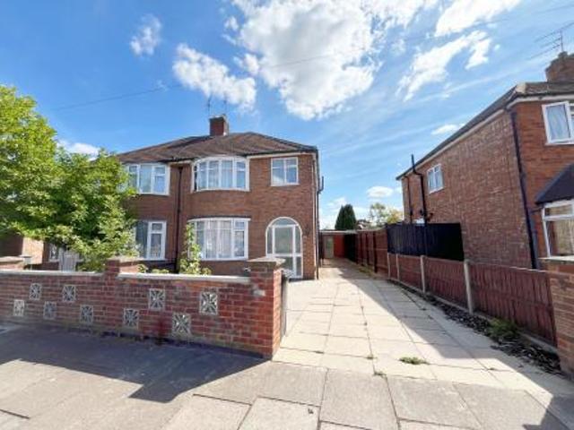 3 bedroom Semi detached house To Let