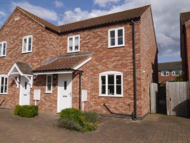 3 bedroom Semi detached house To Let