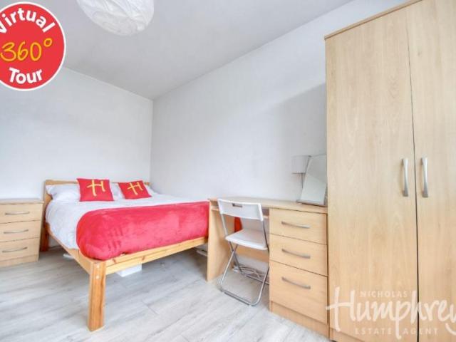 3 bedroom Semi detached house To Let