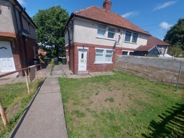 3 bedroom semi detached house To Let in Bradford
