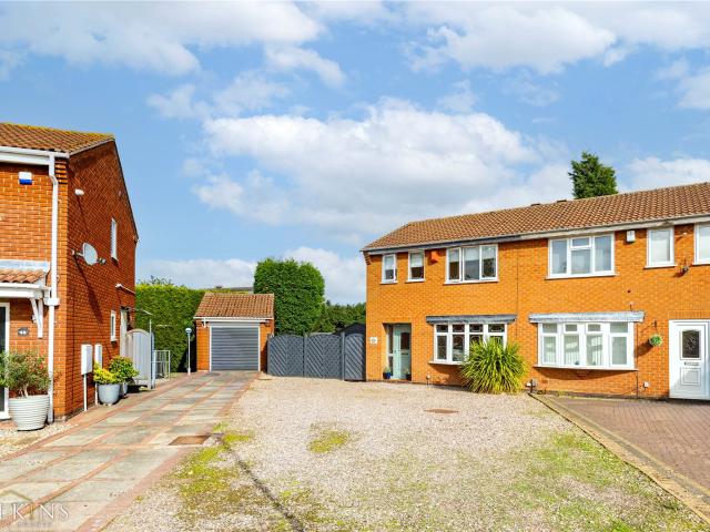 3 bedroom Semi Detached House to rent in Cadogan Road, Dosthill, Tamworth, Staffordshire