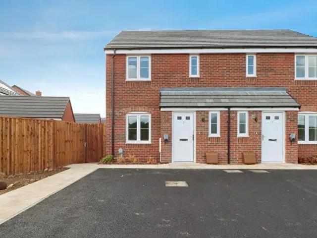 3 Bedroom Semi Detached House To Rent In Fairburn Close, Market Harborough, Leicestershire, LE16