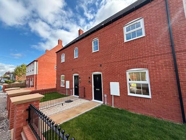 3 Bedroom Semi Detached House To Rent In Lakeside Avenue, Albert Village, DE11