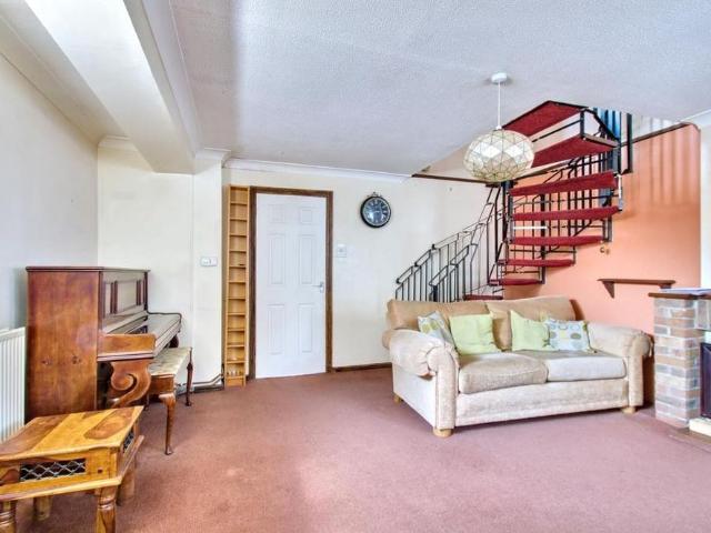 3 bedroom semi detached house to rent