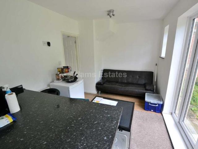 3 bedroom semi detached house to rent