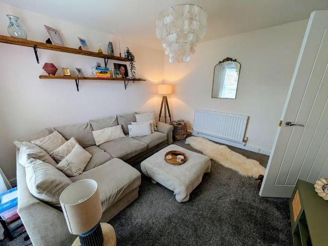 3 bedroom semi detached house to rent