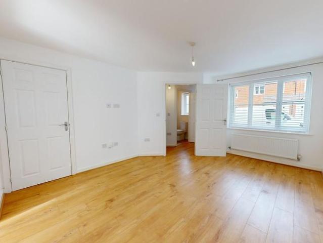 3 bedroom semi detached house to rent