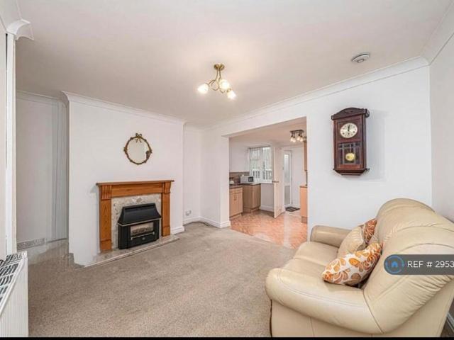 3 bedroom semi detached house to rent