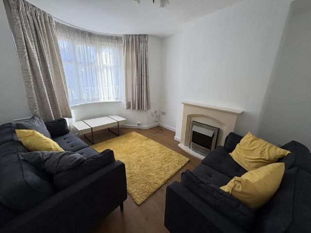 3 bedroom semi detached house to rent