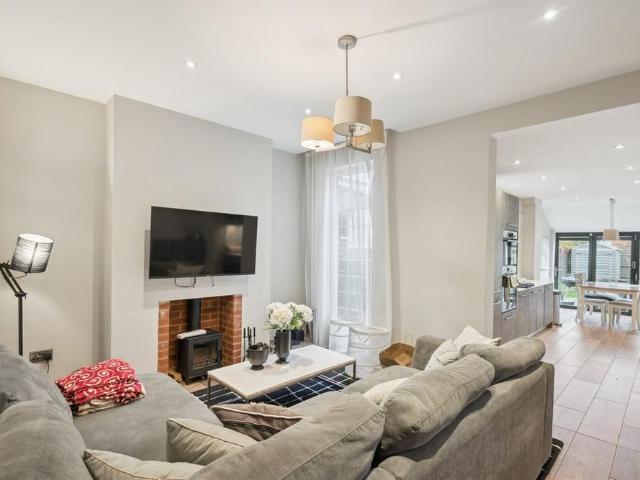 3 bedroom semi detached house to rent