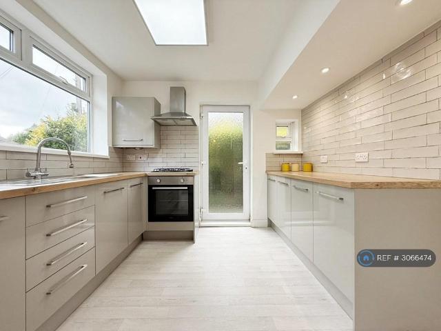 3 bedroom semi detached house to rent