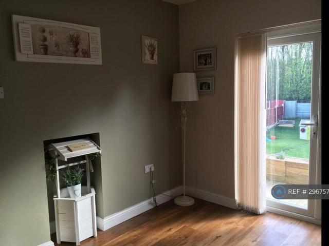 3 bedroom semi detached house to rent