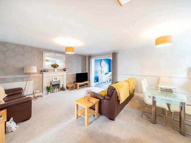 3 bedroom semi detached house to rent