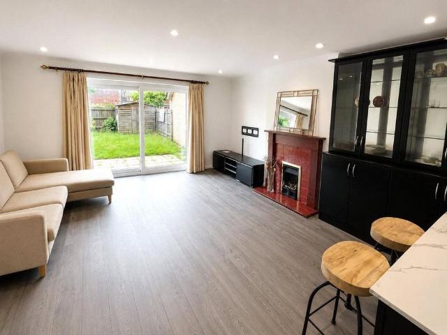 3 bedroom semi detached house to rent