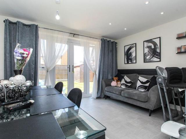3 bedroom semi detached house to rent