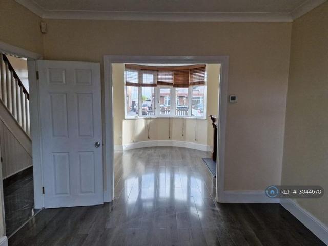 3 bedroom semi detached house to rent