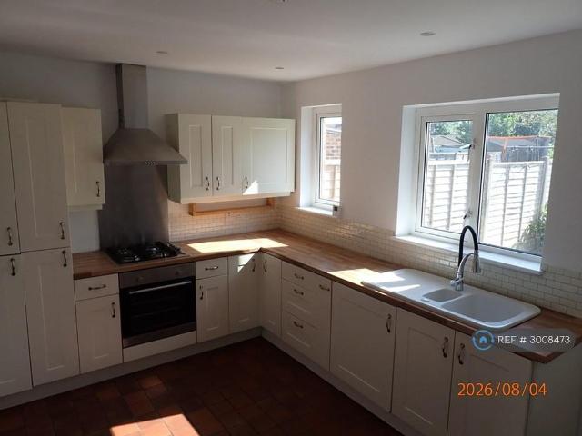 3 bedroom semi detached house to rent