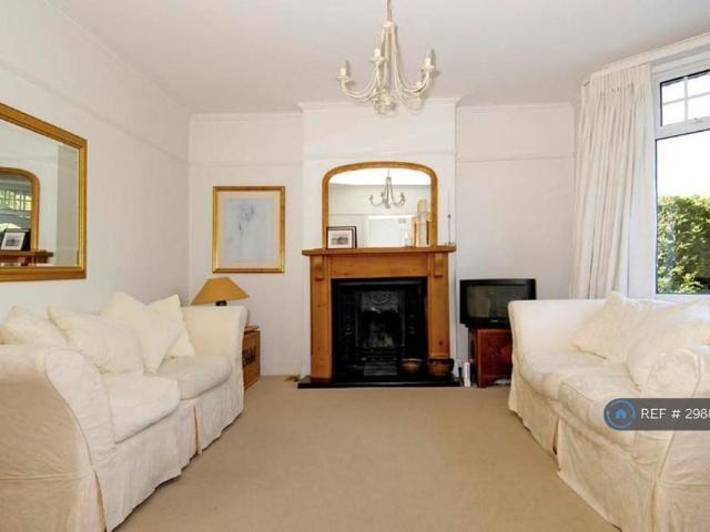3 bedroom semi detached house to rent