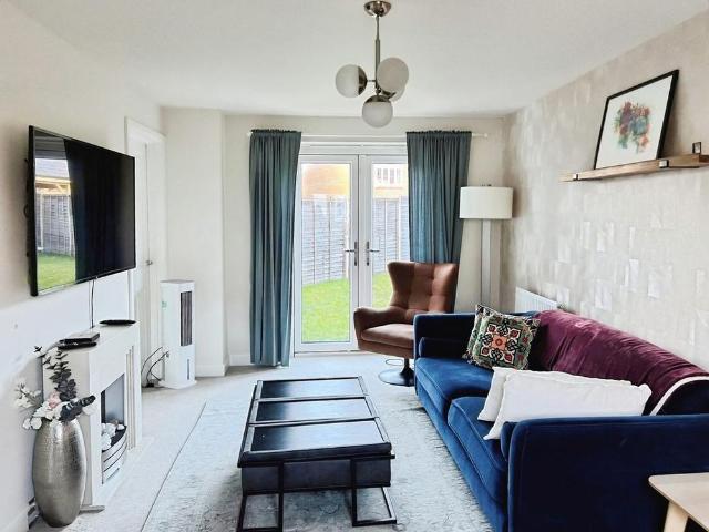 3 bedroom semi detached house to rent