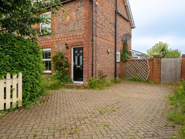 3 bedroom semi detached house to rent