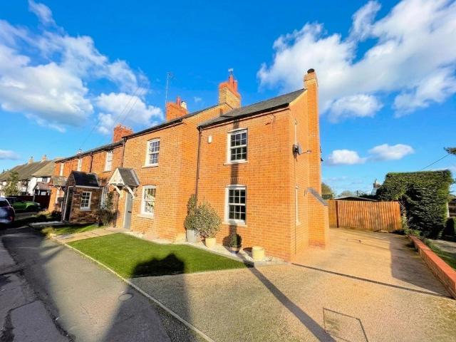 3 bedroom semi detached house to rent