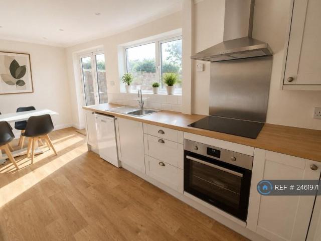 3 bedroom semi detached house to rent
