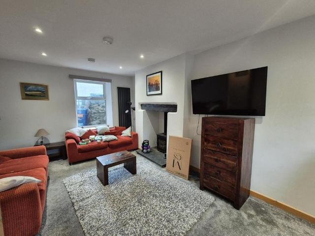 3 bedroom semi detached house to rent