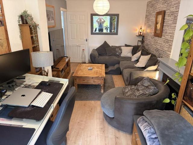 3 bedroom semi detached house to rent