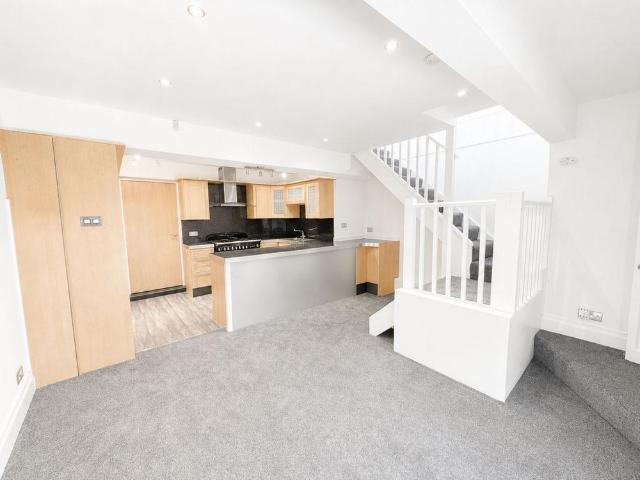 3 bedroom semi detached house to rent