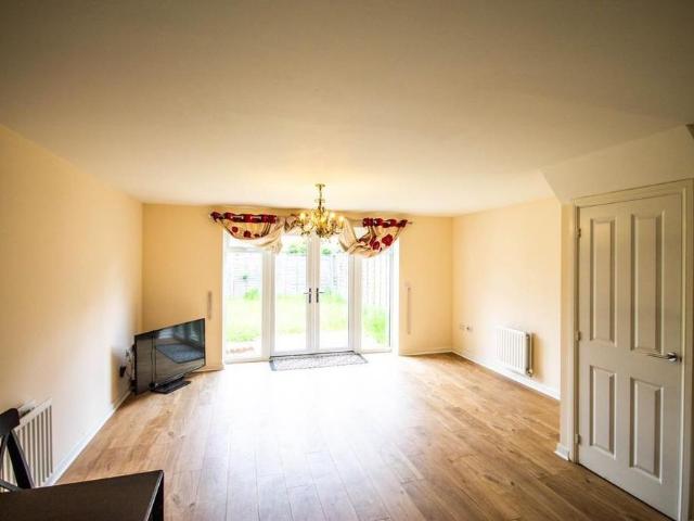 3 bedroom semi detached house to rent