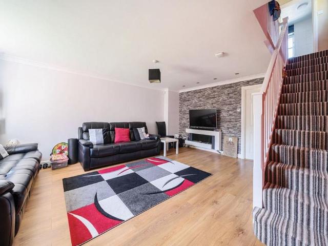 3 bedroom semi detached house to rent