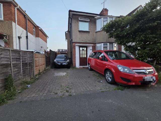 3 bedroom semi detached house to rent