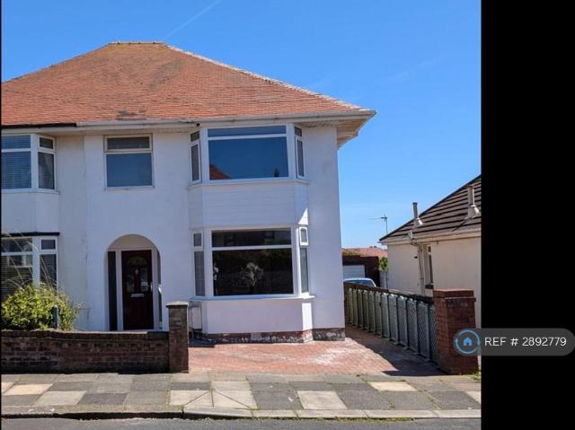 3 bedroom semi detached house to rent
