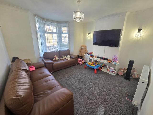 3 bedroom semi detached house to rent