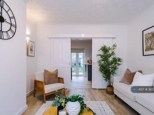 3 bedroom semi detached house to rent