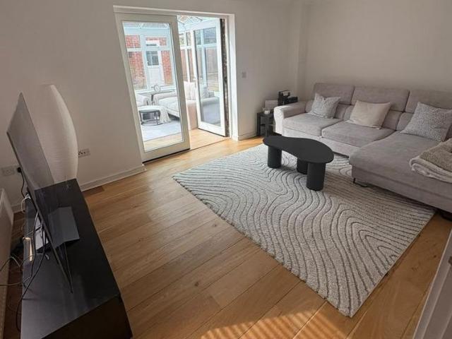 3 bedroom semi detached house to rent