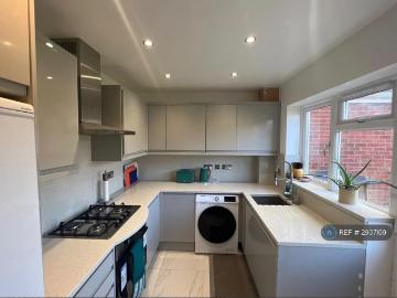 3 bedroom semi detached house to rent
