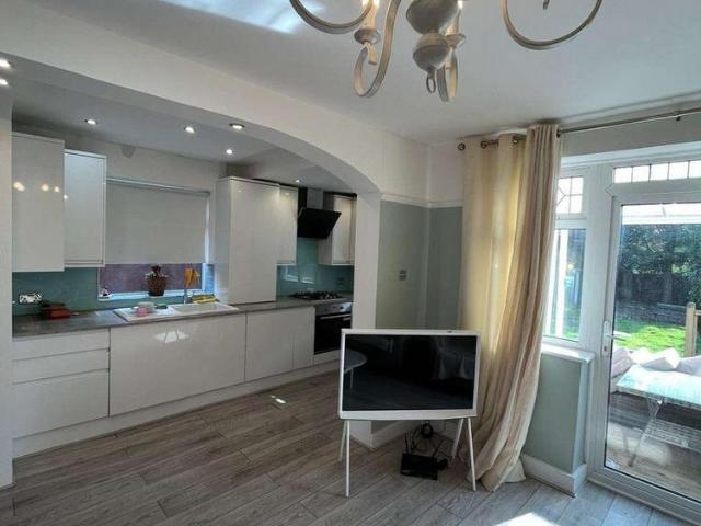 3 bedroom semi detached house to rent