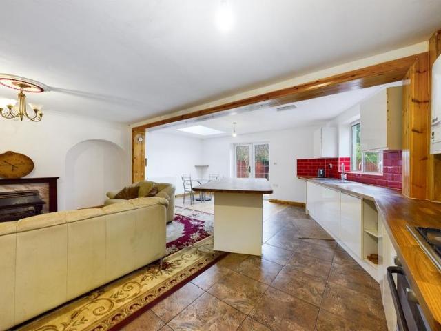 3 bedroom semi detached house to rent