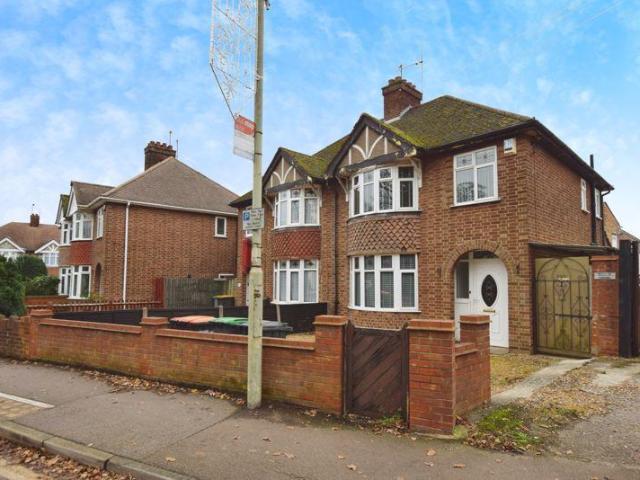 3 bedroom semi detached house to rent