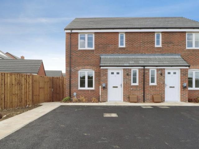 3 bedroom semi detached house to rent
