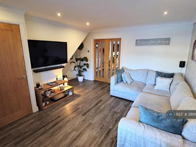 3 bedroom semi detached house to rent