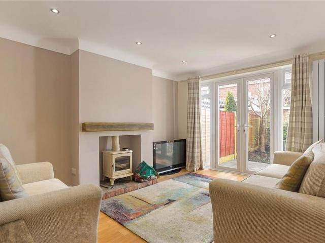 3 bedroom semi detached house to rent