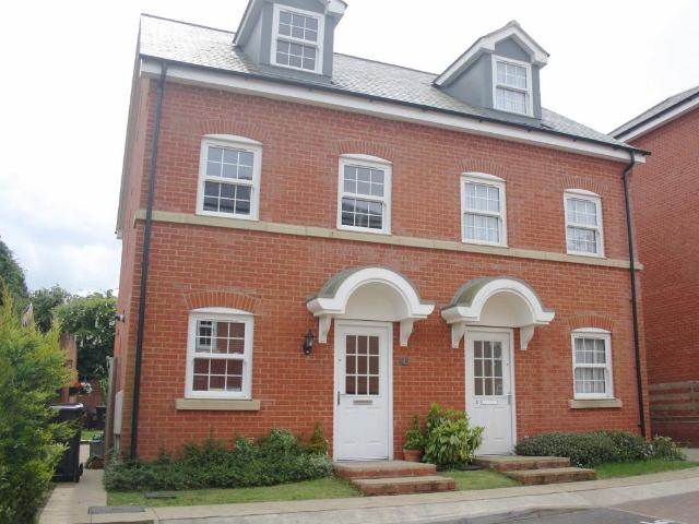 3 bedroom semi detached house to rent