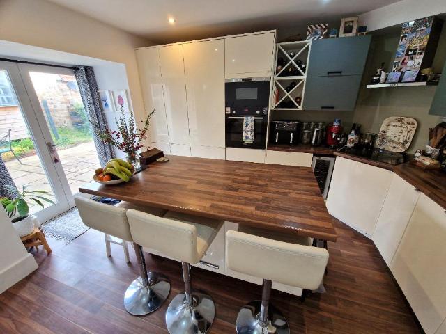 3 bedroom semi detached house to rent