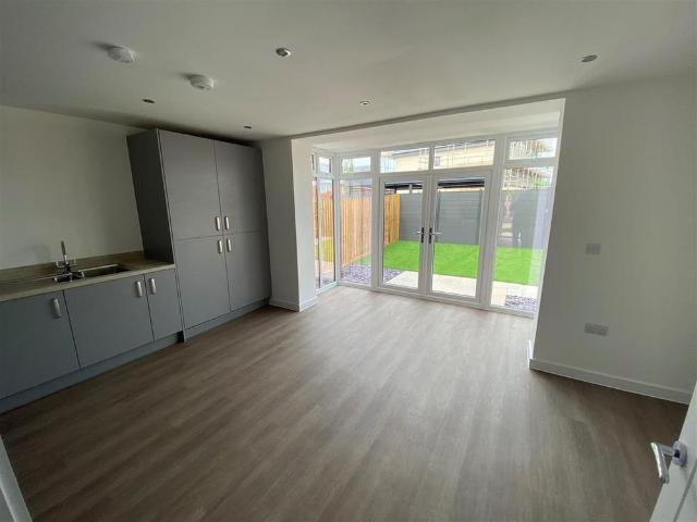 3 bedroom semi detached house to rent