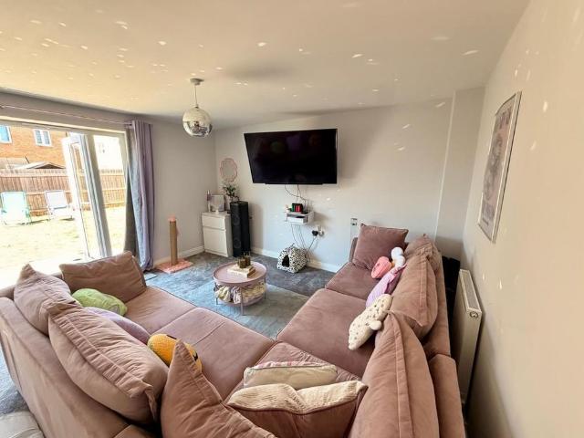 3 bedroom semi detached house to rent