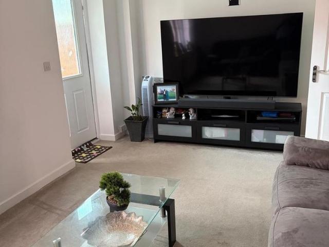 3 bedroom semi detached house to rent
