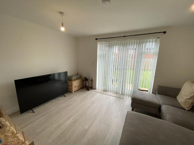 3 bedroom semi detached house to rent